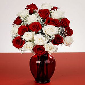 19 adet kırmızı ve beyaz güllerden hazırlanmış cam vazo aranjman          