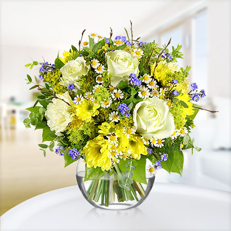 Akvaryum vazoda beyaz gül ve mavsim çiçekleri ile hazırlanmış butik tasarım                                                  