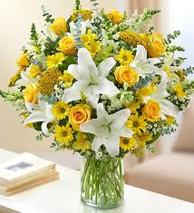 Sarı gül beyaz lilyum ve mevsim çiçeklerinden hazırlanmış aranjman                         