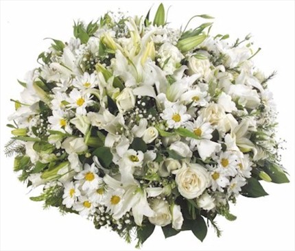 Beyaz mevsim çiçeklerinden hazırlanmış aranjman     