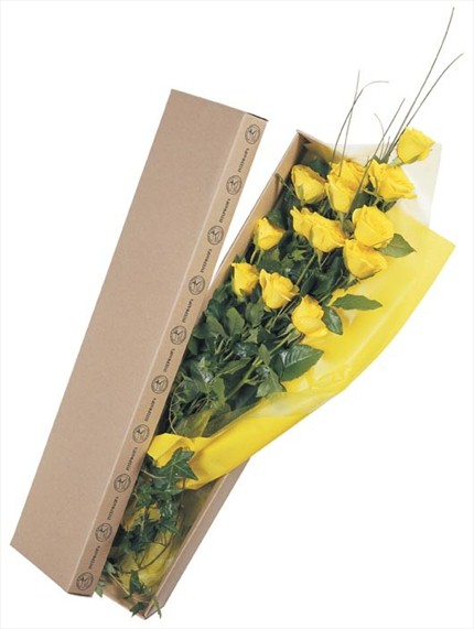 Kutu içerisine sarı güllerden hazırlanmış aranjman     