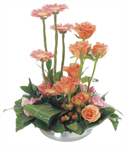 Seramik vazoda parlak renkli karışık çiçeklerden modern bir aranjman     