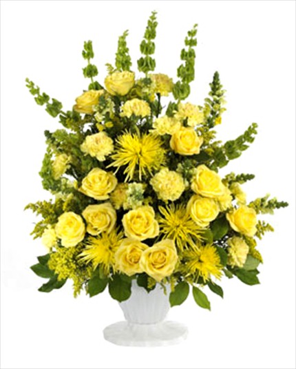 Sarı güller ve mevsim çiçeklerinden hazırlanmış arajman     