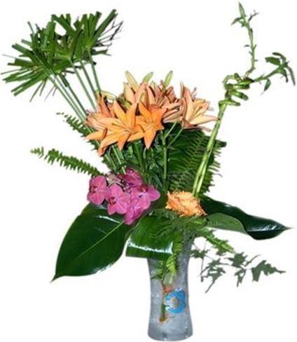 Mevsim çiçeklerinden hazırlanmış aranjman     