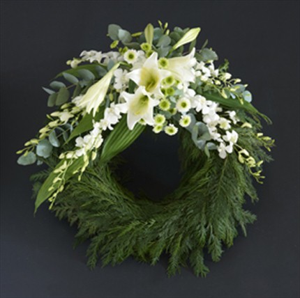 Beyaz çiçeklerden hazırlanmış cenaze çelengi     