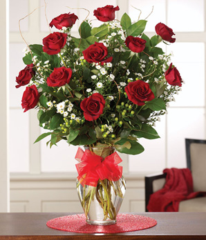 12 adet kırmızı güllerden hazırlanmış cam vazo aranjman                                             