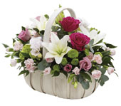 Sepet içerisine hazırlanmış mevsim çiçeklerinden aranjman          