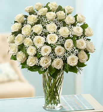 51 adet beyaz güllerden cam vazo aranjman     