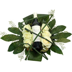 Beyaz güller ve şarapla hazırlanmış özel aranjman     
